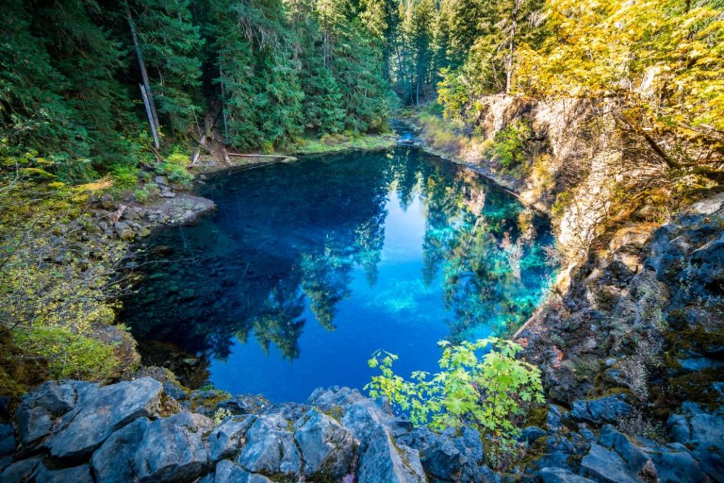 Blue pool, an iconic location in the central oregon elopement guide