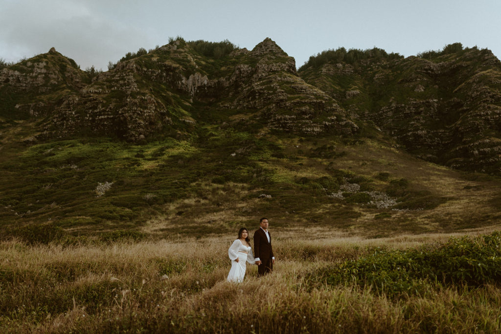 how to tell your family your eloping, couple eloping in hawaii